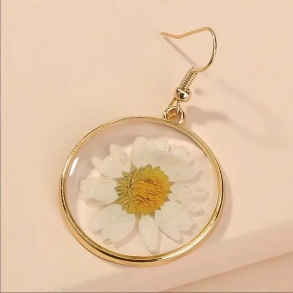 “Daisy Sundays” Real Flower Gold Circle Pendant Bohemian Hippie Plant Earrings - Picture 5 of 5